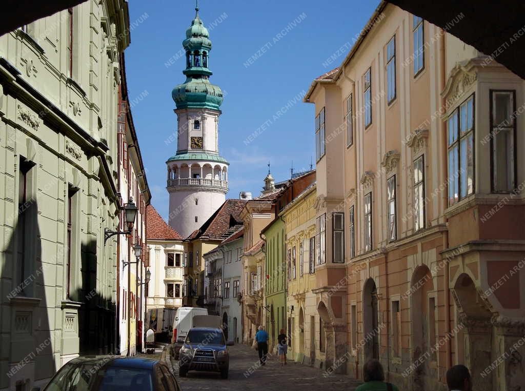Városkép - Sopron - A Kolostor utca a Tűztoronnyal