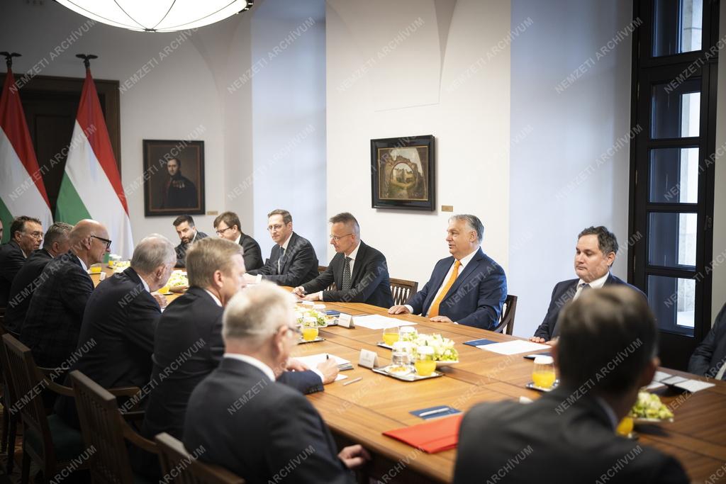 Orbán Viktor a legnagyobb európai iparvállalatok vezetőivel tárgyalt