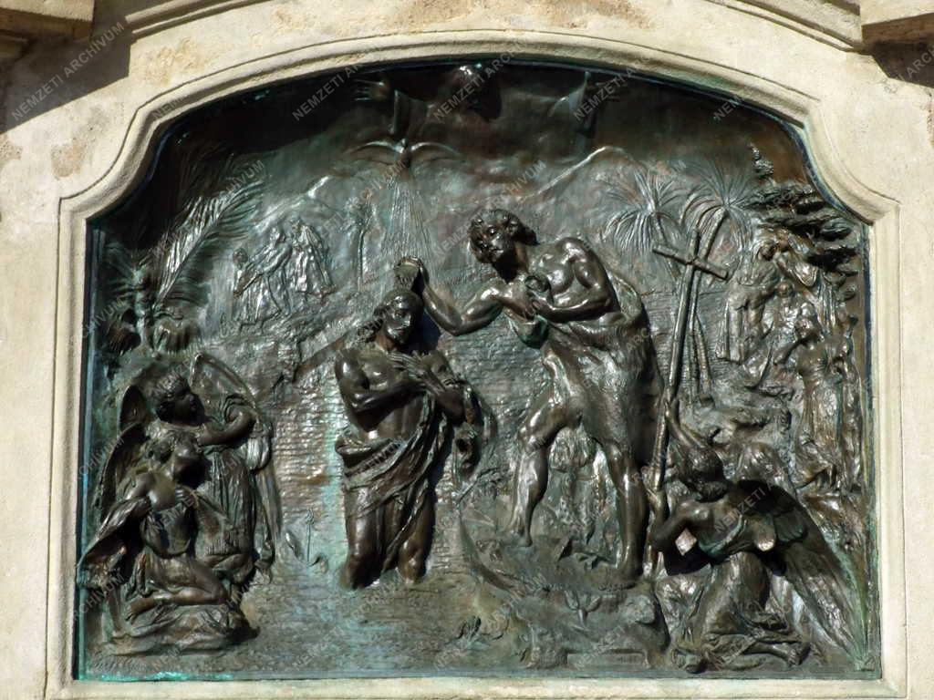 Műalkotás - A pécsi Szentháromság szobor domborműve