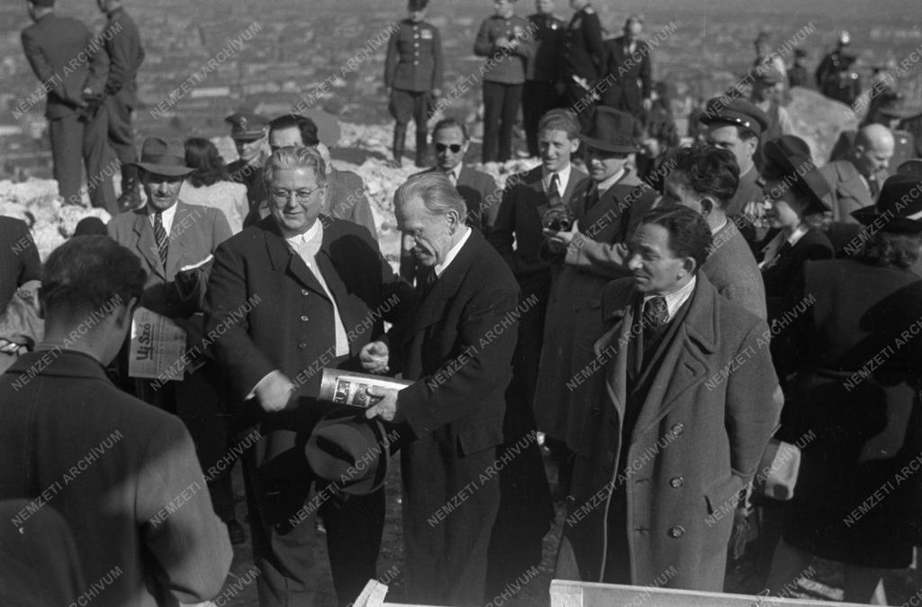 A FELSZAB. ÉVF. Gellérhegy