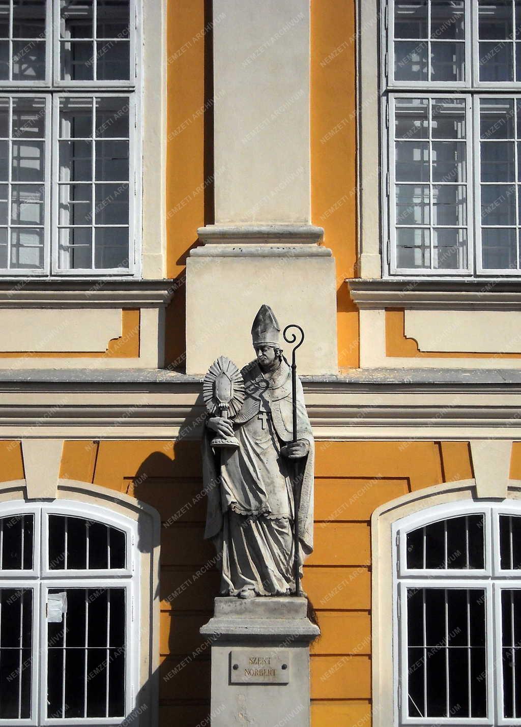 Műalkotás - Csorna - Szent Norbert szobra