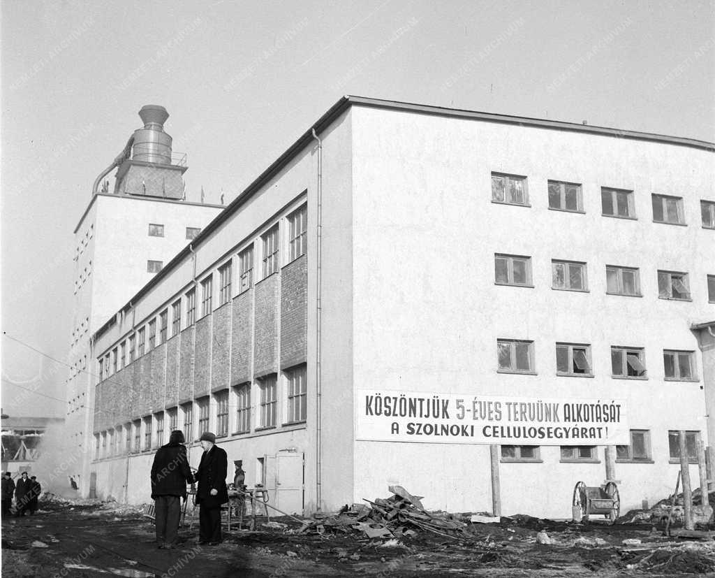 Gazdaság - A szolnoki szalmacellulóz-gyár átadása