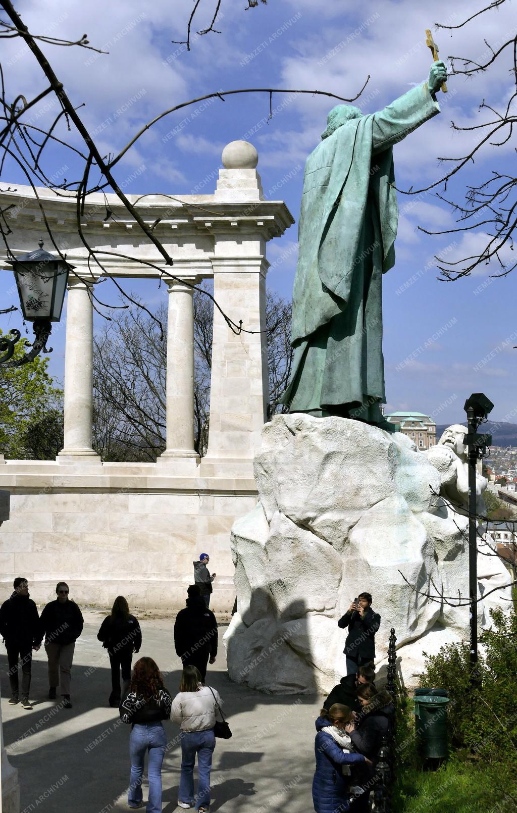 Városkép - Budapest - Turisták a budai Szent Gellért-szobornál