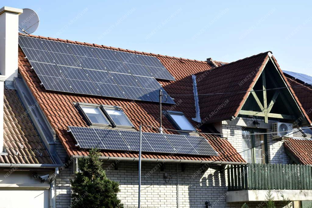 Energia - Budapest - Napelemek a háztetőn