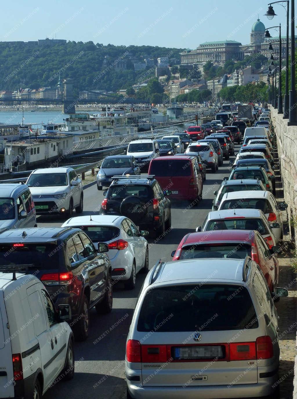 Városkép - Budapest - Járműforgalom a Sztehlo rakparton