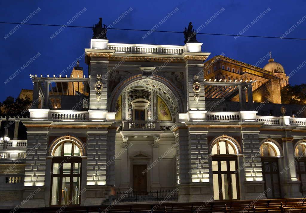 Műemlék - Budapest - A Várkert Bazár esti kivilágításban