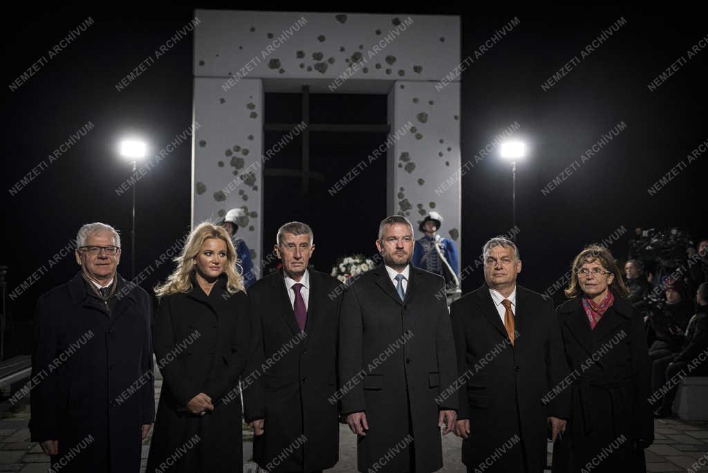 Orbán Viktor a bársonyos forradalom 30. évfordulója alkalmából rendezett koszorúzáson Dévényben  