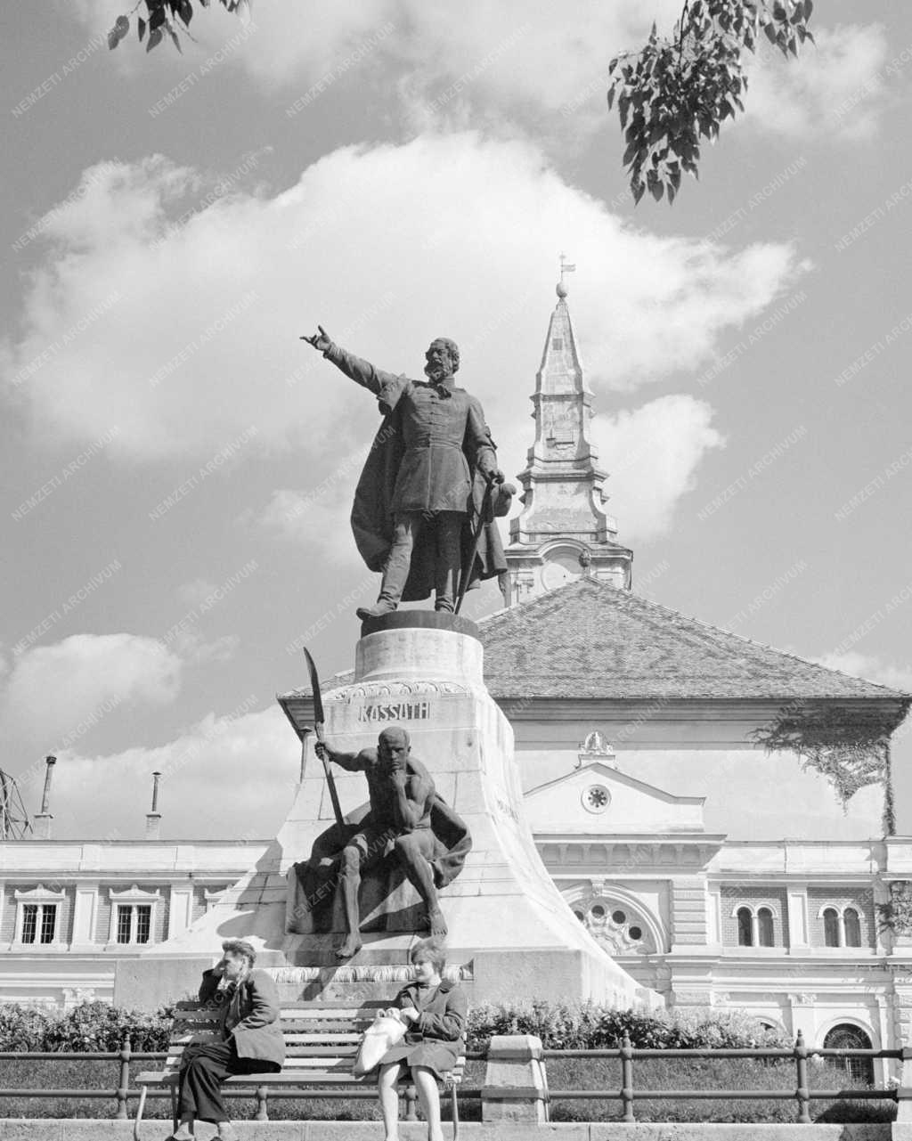 Városkép-életkép - A kecskeméti Kossuth-szobor