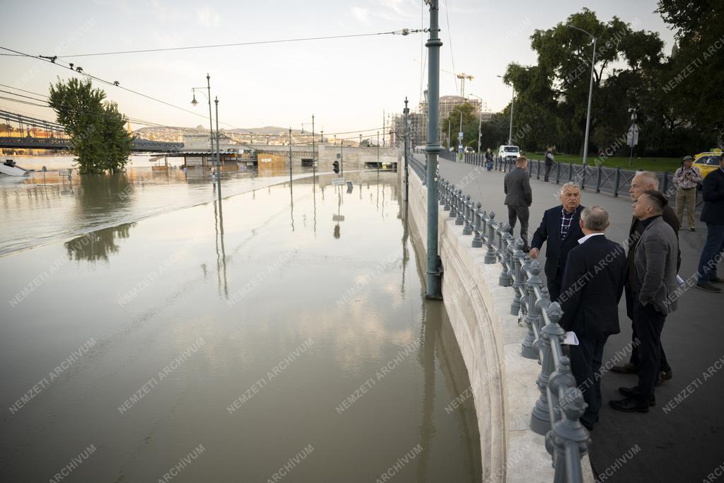 Árvíz - Orbán Viktor a budapesti Duna-parton 