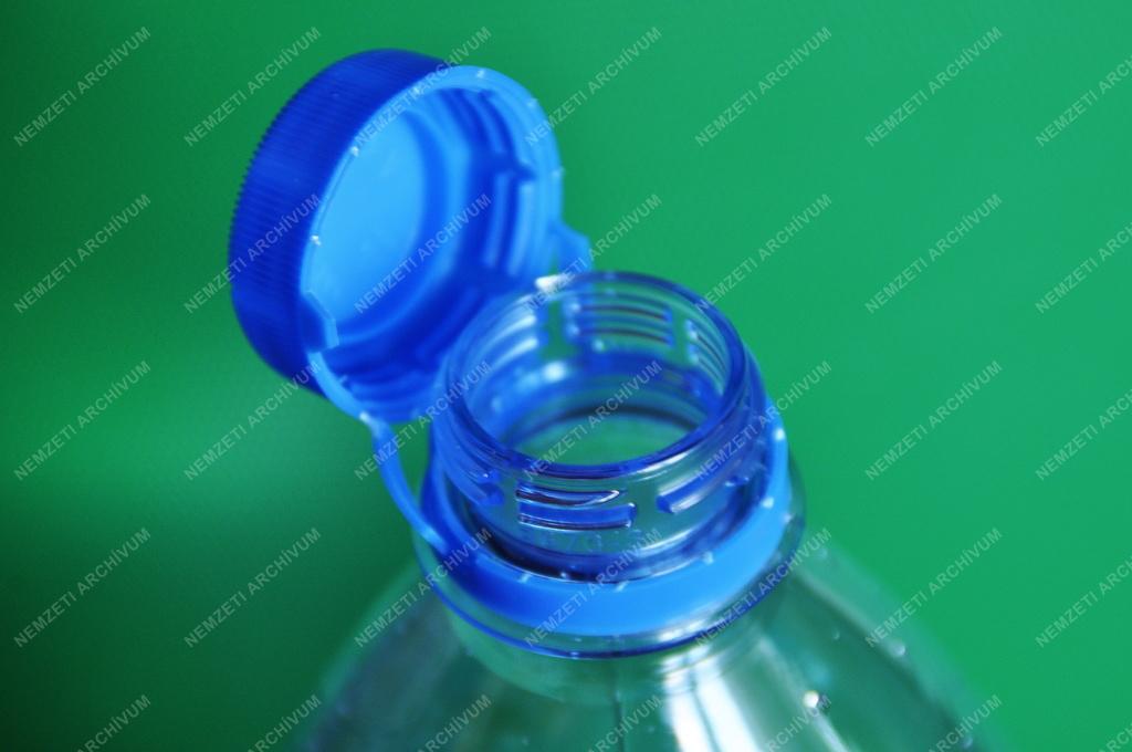 Környezetvédelem - Műanyag palackhoz rögzített kupak
