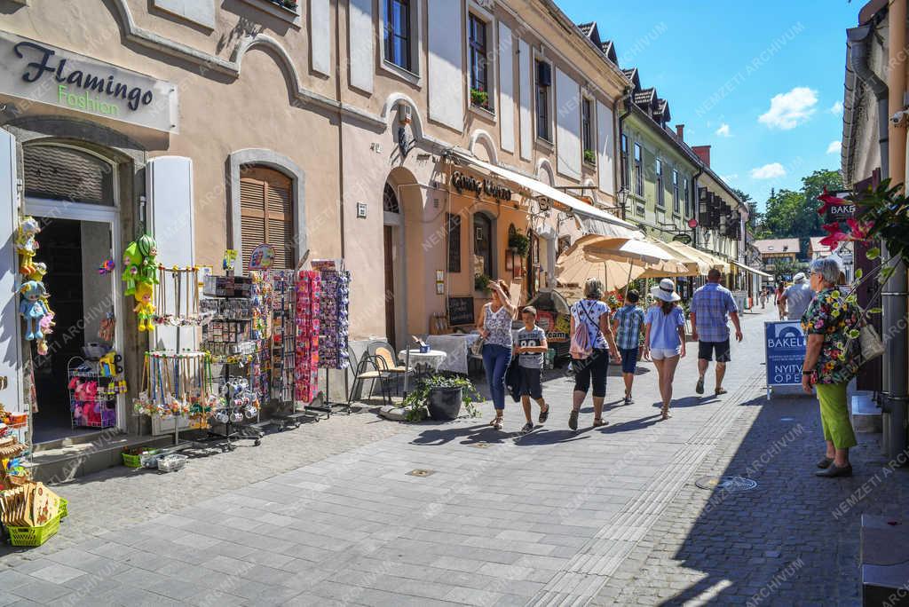 Turizmus - Eger - Városnézők 