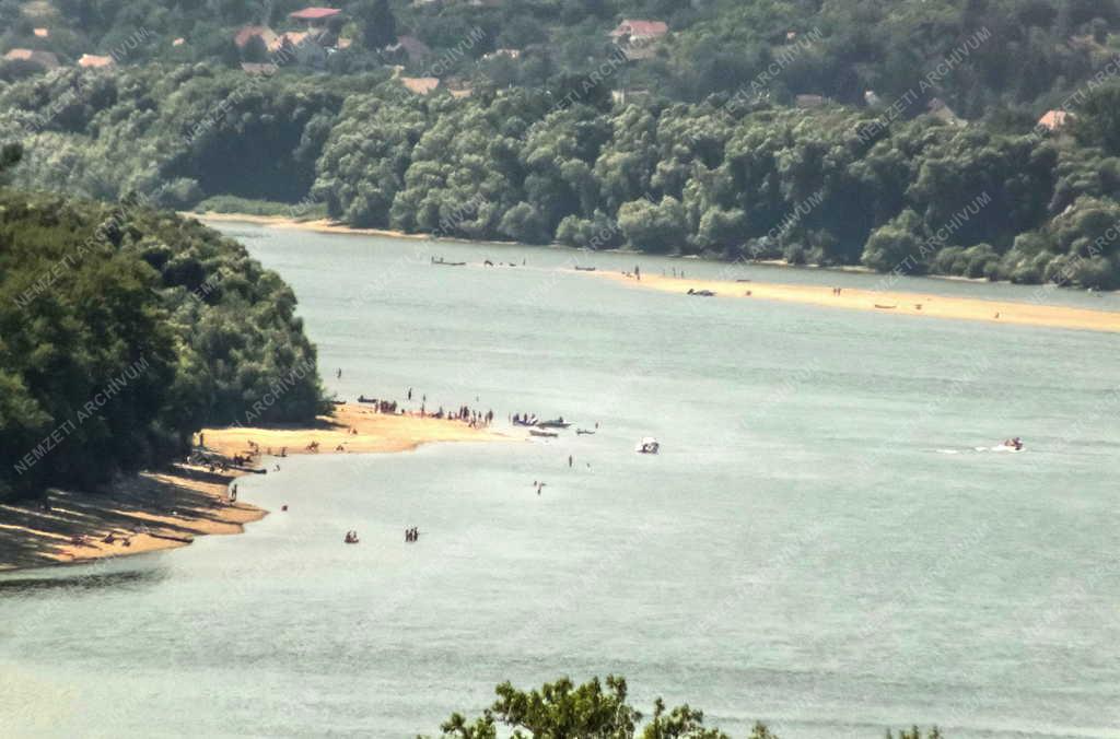 Szabadidő - Kisoroszi - Strandolók a Duna Kisoroszi térségében