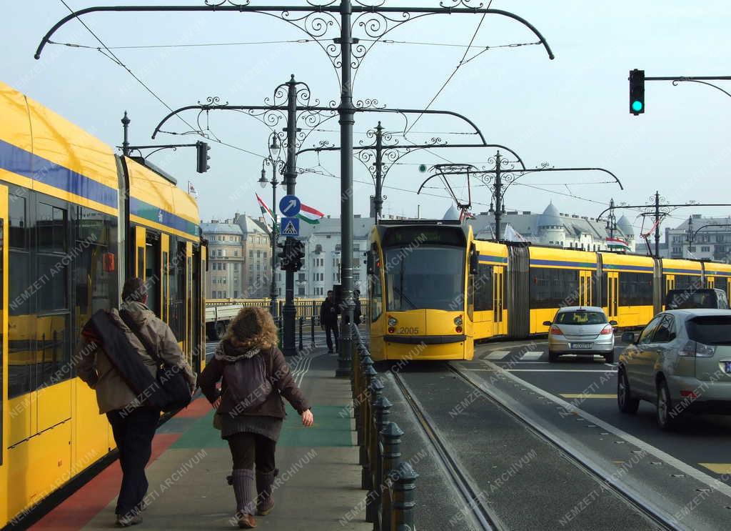 Közlekedés - Combino villamosok a Margit hídon