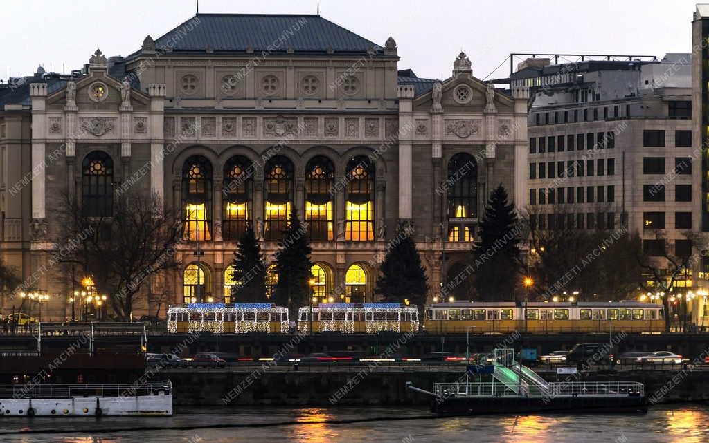 Közlekedés - Budapest - Karácsonyi fényvillamos