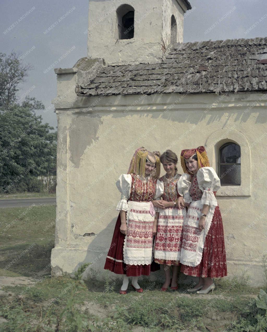 Néphagyomány - Őrhalmi népviselet