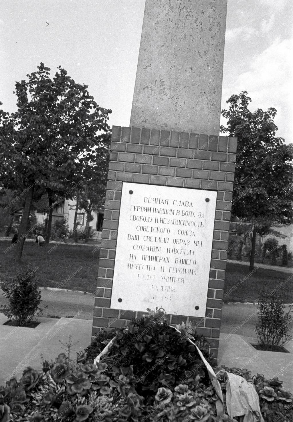 Emlékmű - Szovjet katonahősök tiszteletére