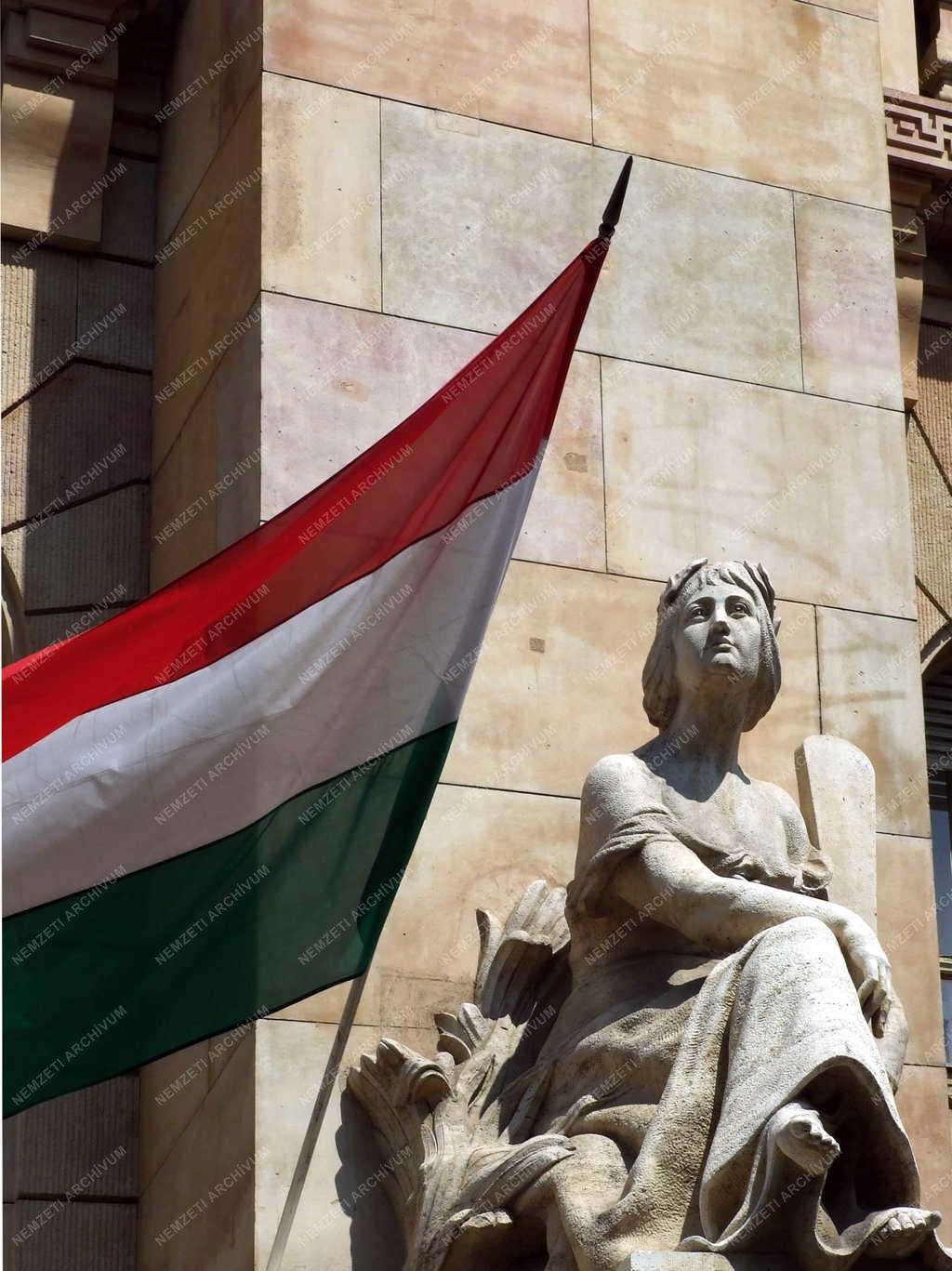 Gazdaság - Pénzintézet - A Magyar Nemzeti Bank épülete 