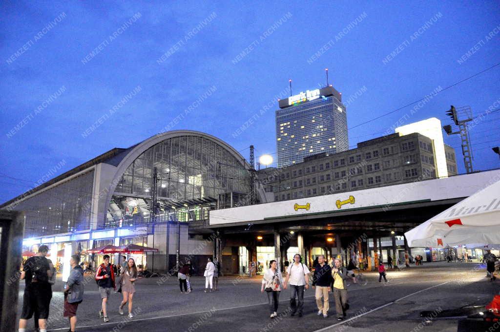 Idegenforgalom - Berlin - Turisták az Alexanderplatzon