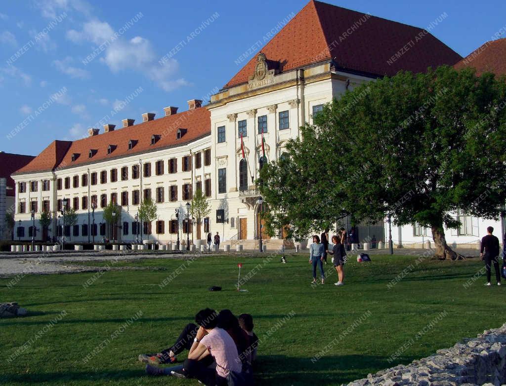 Idegenforgalom - Budapest - Külföldi turisták a Várban