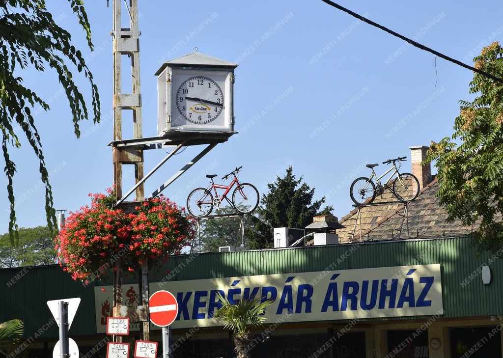 Kereskedelem - Budapest - Kerékpárok egy kerékpárbolt tetején