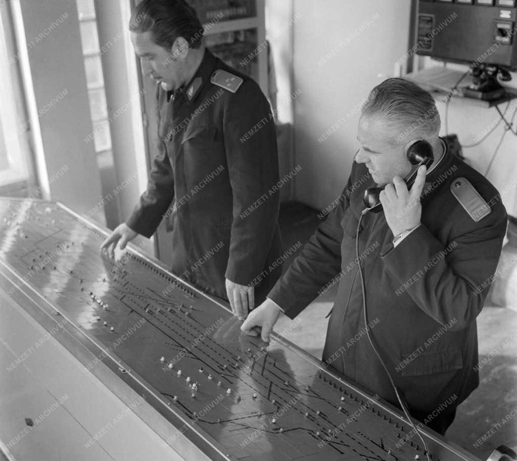 Vasúti közlekedés - Biztonsági berendezés a győri pályaudvaron