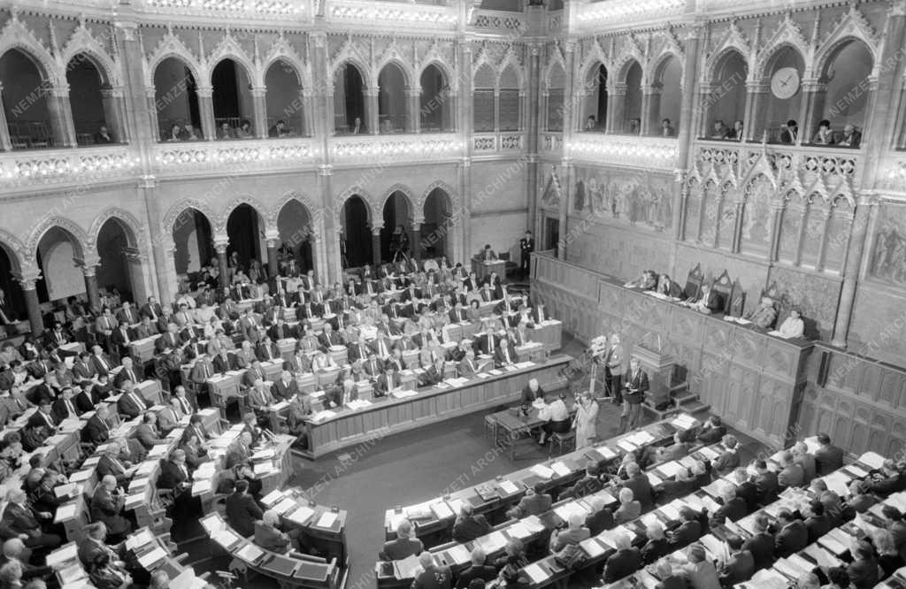 Belpolitika - Folytatta munkáját az Országgyűlés 