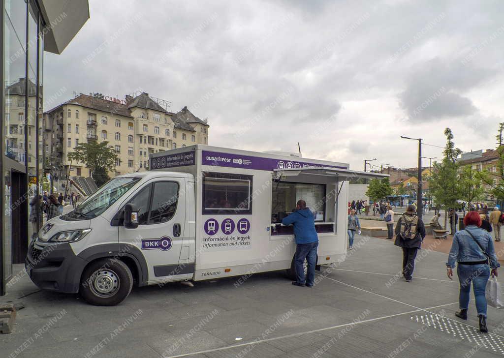 Életkép - Budapest - Információs autó a Széll Kálmán téren