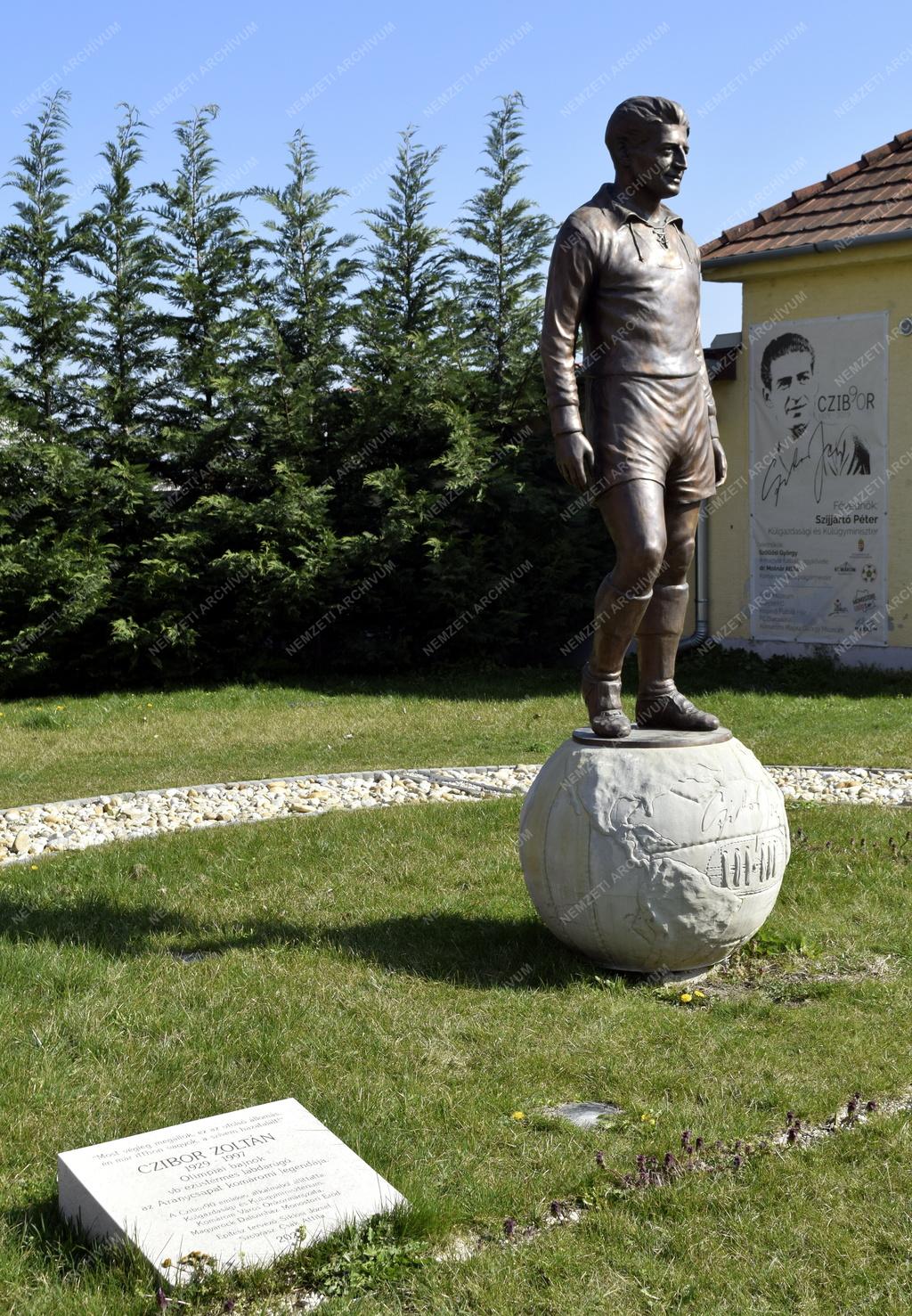 Labdarúgás - Komárom - Czibor Zoltán szobor