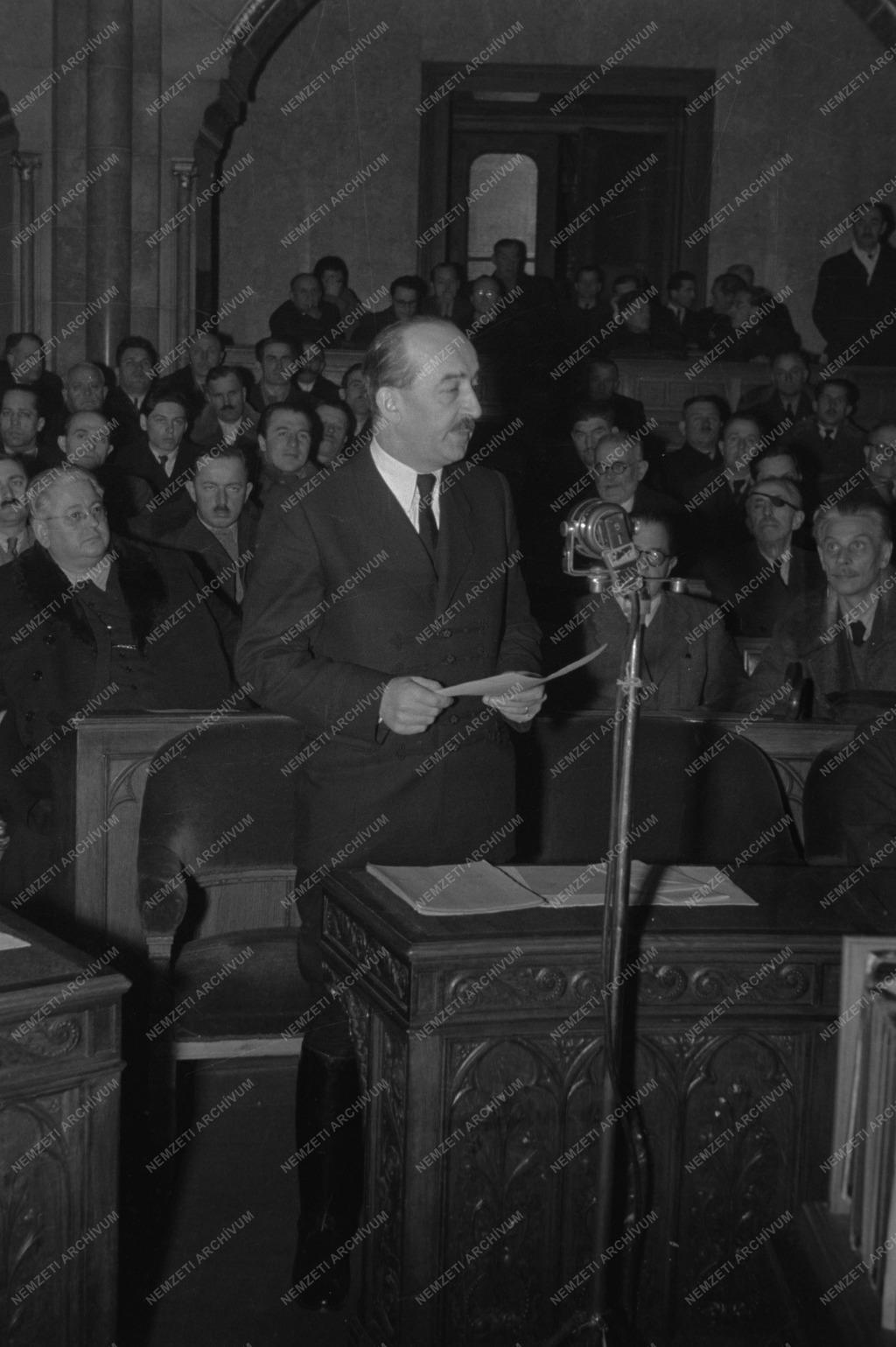 Beiktatják az elnökválasztást