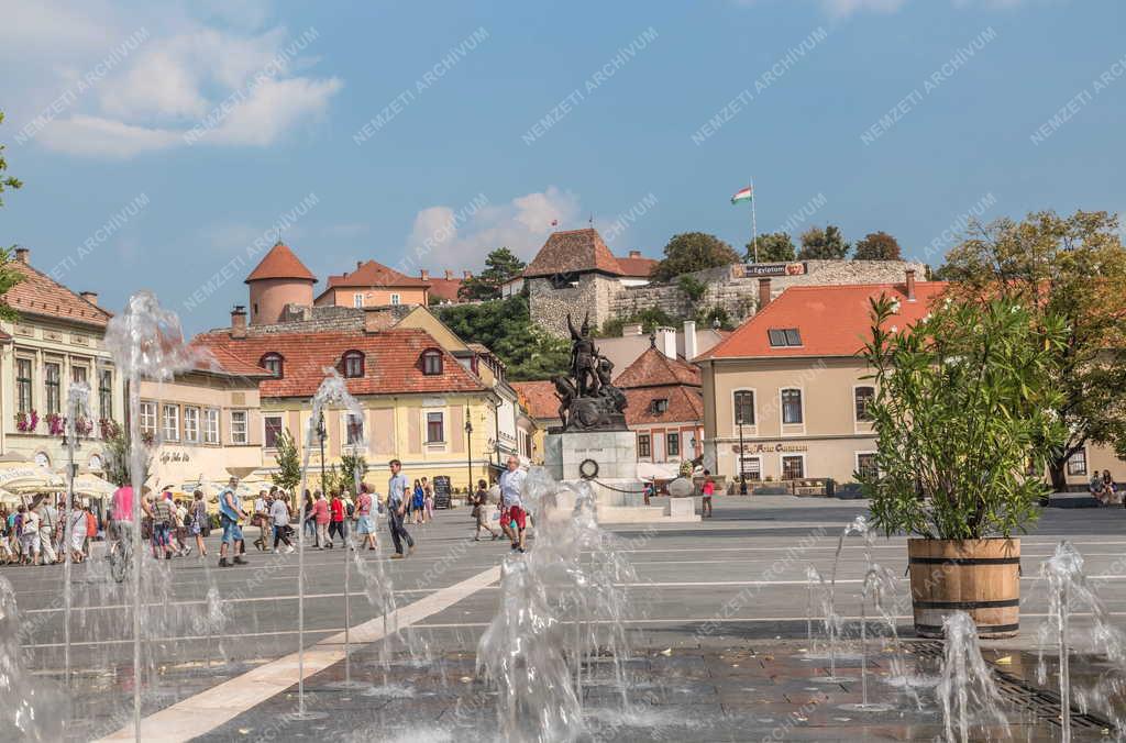 Turisták az egri Dobó téren