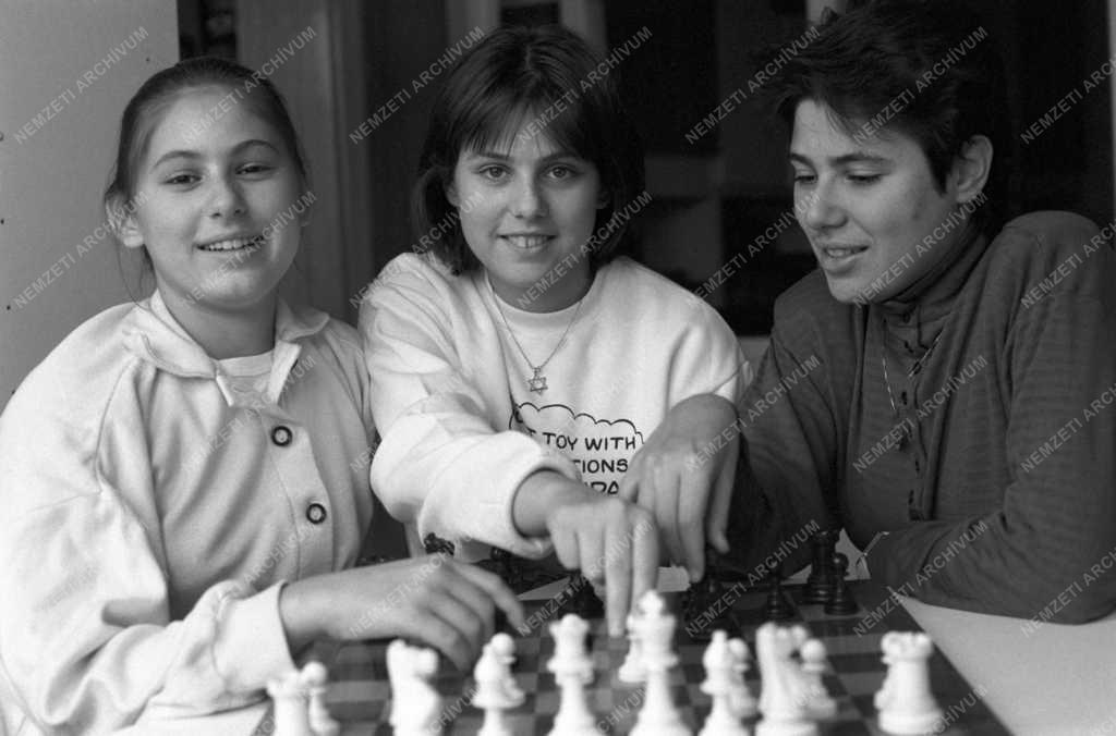 Sport - Sakk - Versenyre készülnek a Polgár lányok