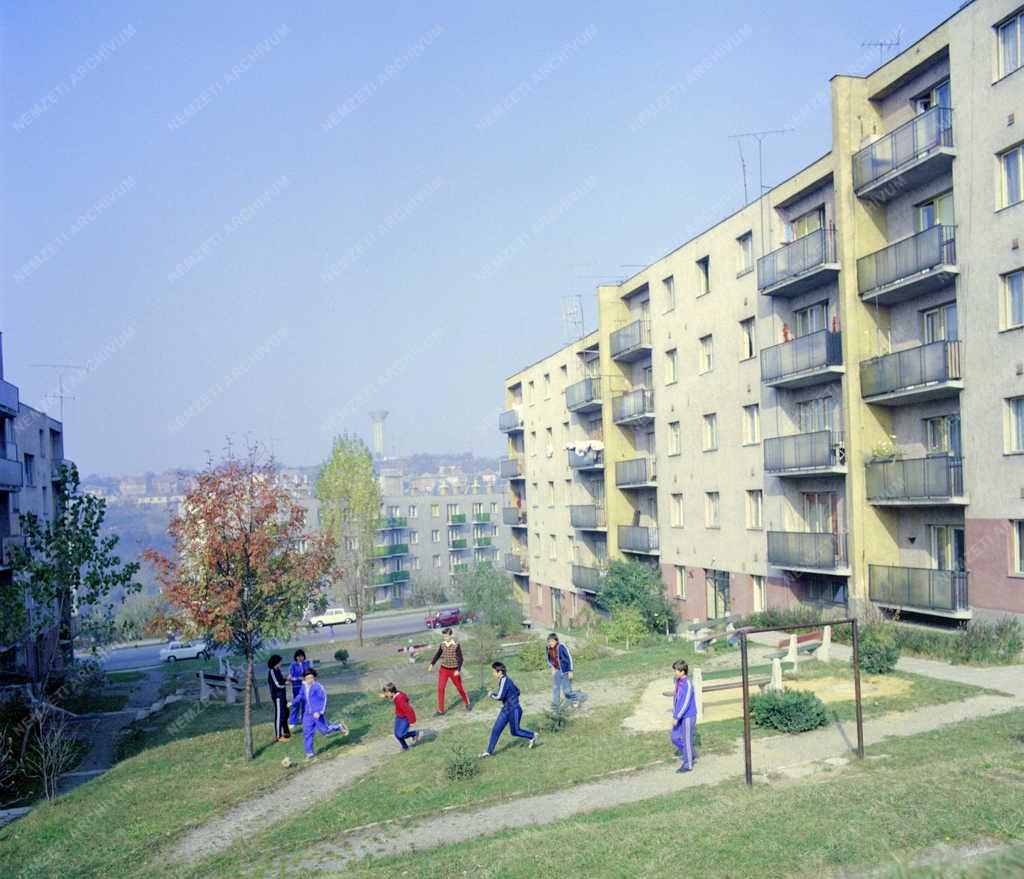 Városkép - Komlói életkép