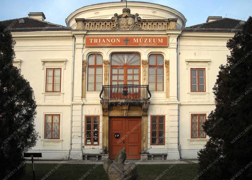 Városkép - Várpalota - A Trianon múzeum épülete
