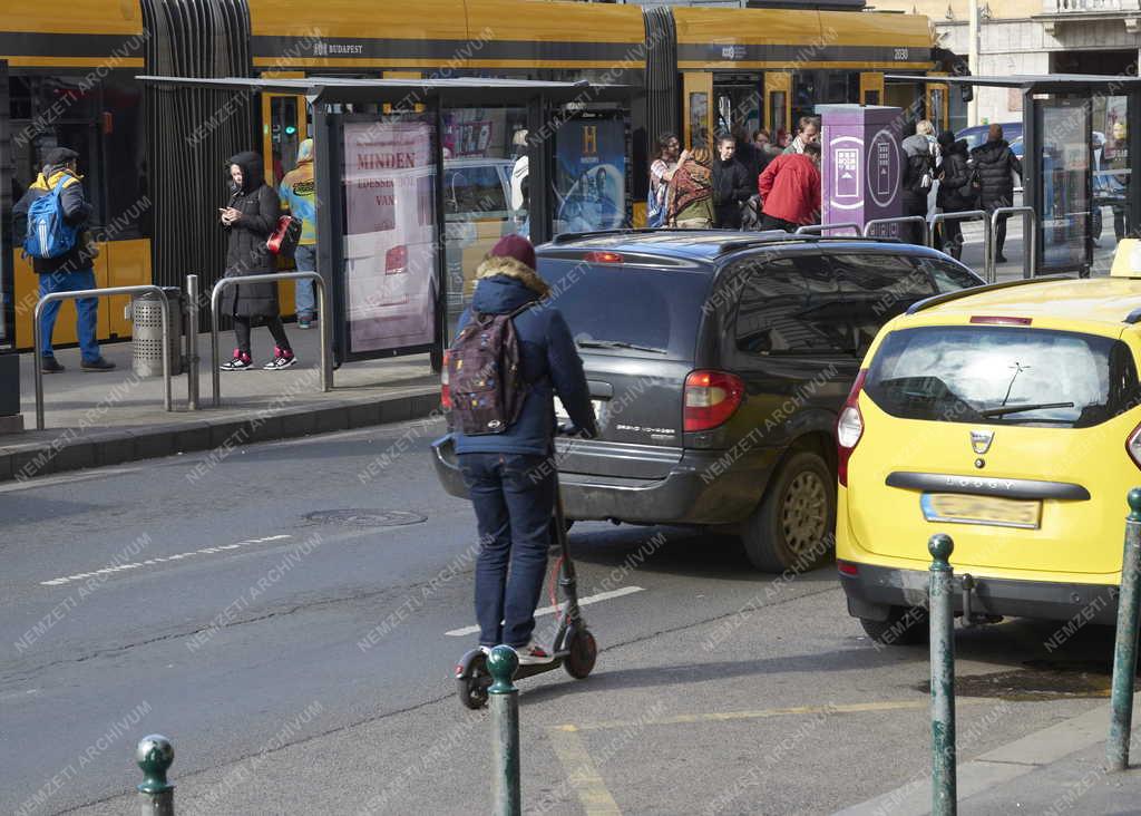 Közlekedés - Elektromos rollerező a fővárosban
