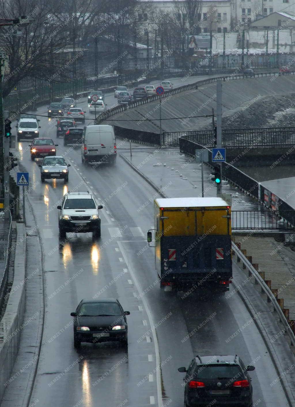 Közlekedés - Budapest - Járműforgalom a rakparton