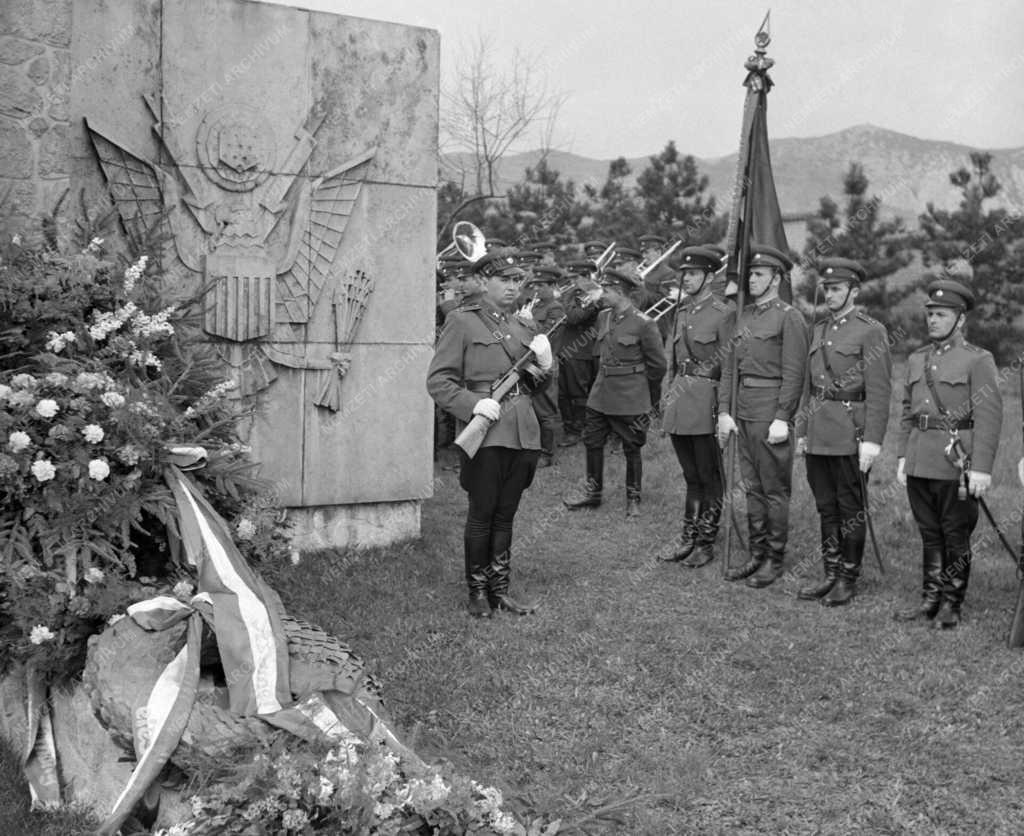 Évforduló - Amerikai hősi halottak emlékműve
