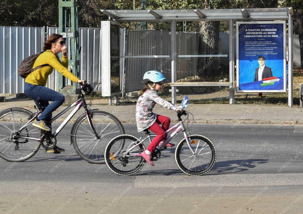 Közlekedés - Budapest - Kerékpározó anya és gyermeke