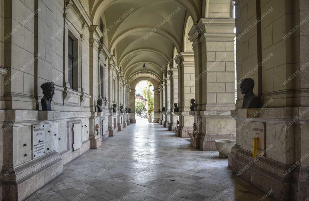 Városkép - Kultúra - Mellszobrok az Agrárminisztérium árkádja alatt