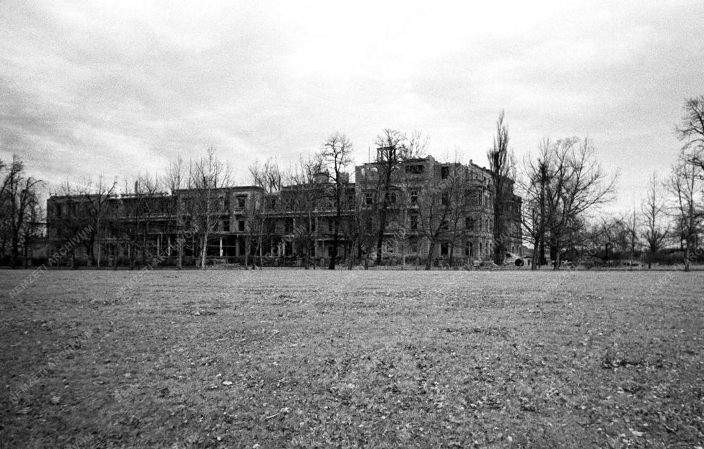 Romos Budapest - A Margitsziget egy romos épülete