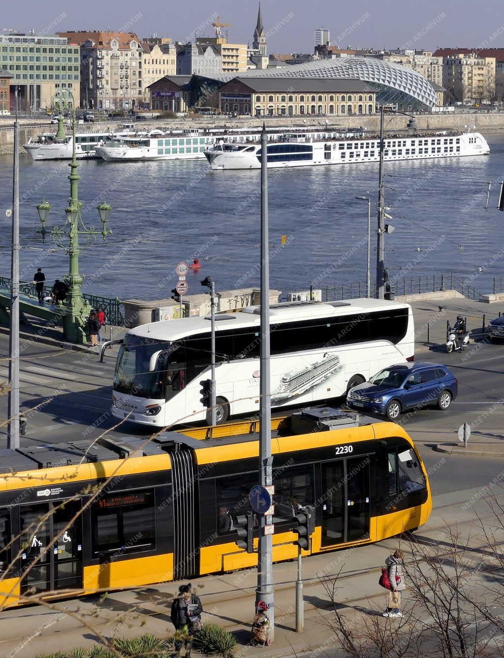 Idegenforgalom - Turistákat szállító külföldi hotelhajók újra a Duna folyón Budapestnél
