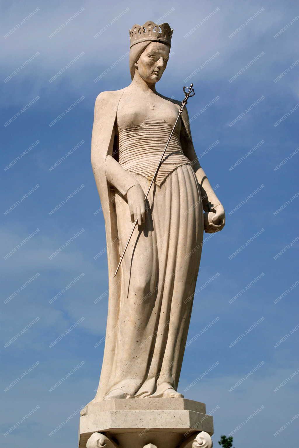 Emlékmű - Budapest - Szent Hedvig szobra a Március 15. téren