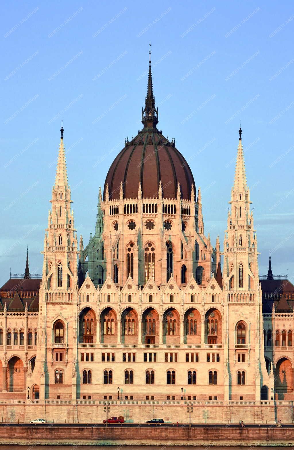 Épület - A Parlament