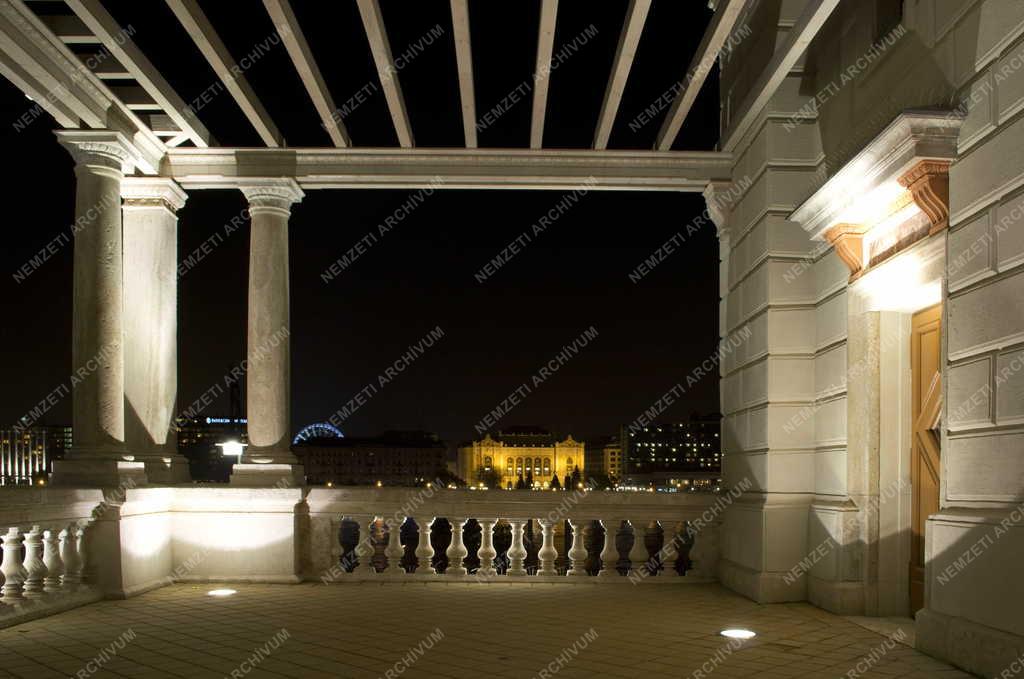 Műemlék - Budapest - A Várkert Bazár esti kivilágításban