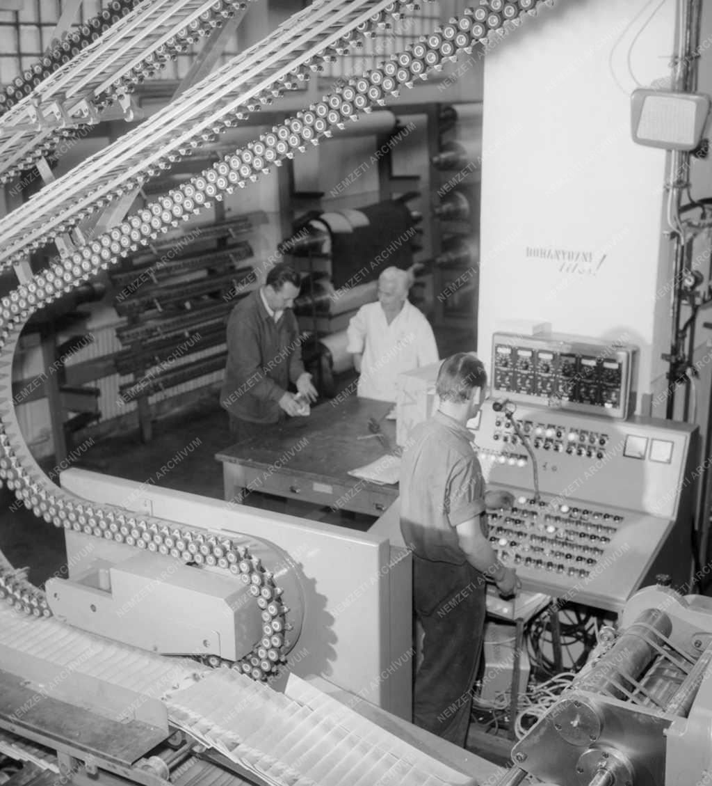 Ipar - Új nyomógép az Athenaeum Nyomdában