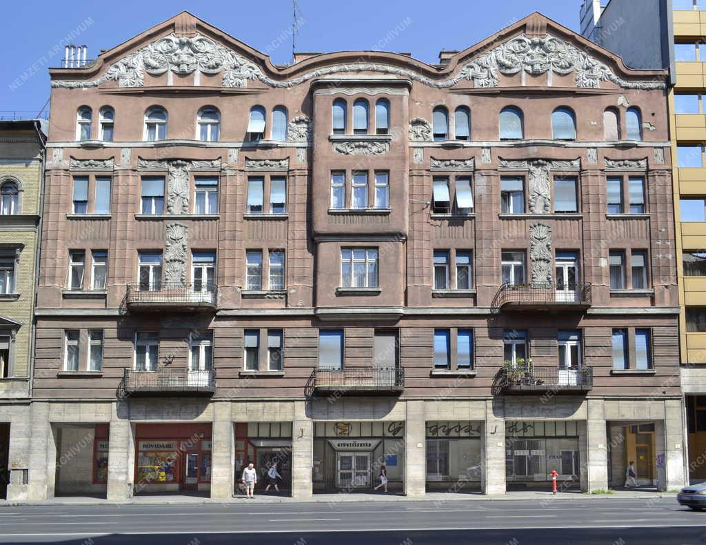 Épület - Budapest - Díszes homlokzatú lakóház