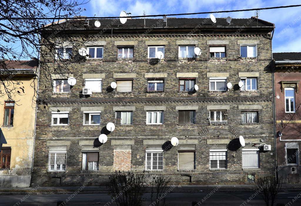 Városkép - Budapest - Parabola antennák egy kőbányai lakóházon