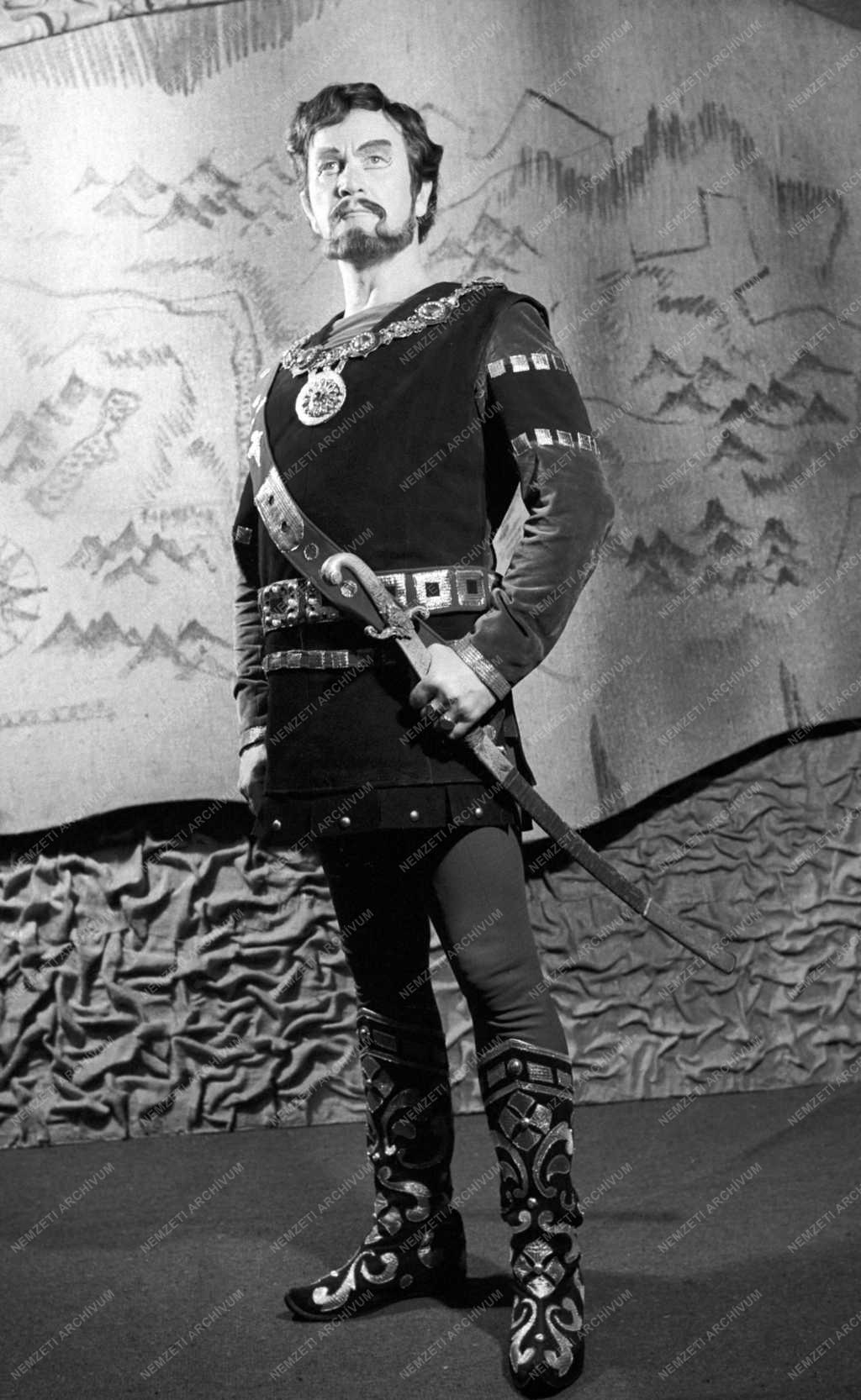 A Magyar Állami Operaház május 10-én újítja fel Erkel: Bánk bán című operáját. Rendező: dr. Kenessey Ferenc.