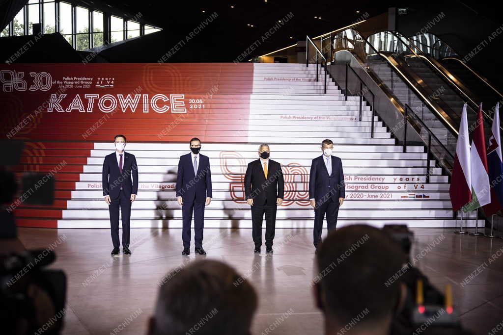 Magyarország átveszi a V4 soros elnökségét