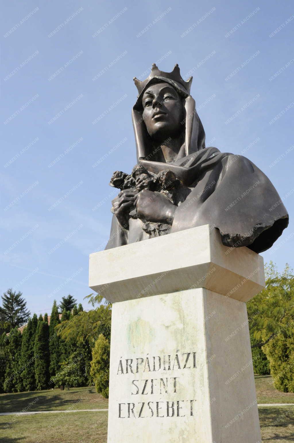 Szobrászat - Hévíz - Árpád-házi Szent Erzsébet-szobor