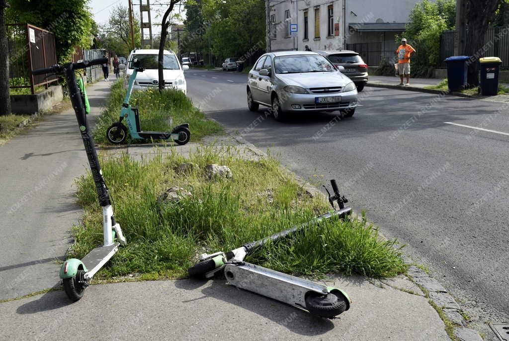 Közlekedés - Budapest - Eldobált elektromos rollerek
